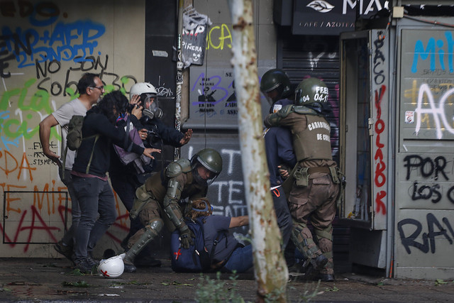 Dos excarabineros y un civil condenados a prisión por disparar contra manifestantes durante el estallido social