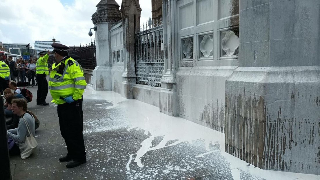 Detenidos 10 activistas ecologistas por arrojar pintura blanca sobre la sede del Parlamento británico durante una protesta