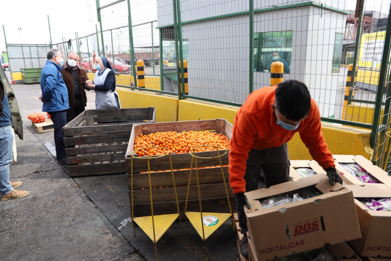 Un banco de alimentos para la región de Valparaíso: Gobernador Rodrigo Mundaca y feriantes de San Felipe visitaron mercado de Lo Valledor