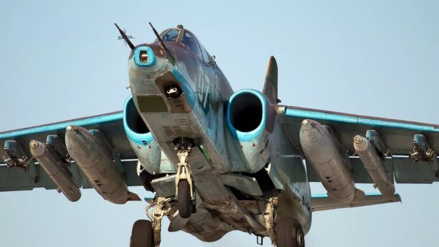 (Video) Un misil impacta a un Su-25 ruso en Ucrania: pero este sigue volando como un «tanque»