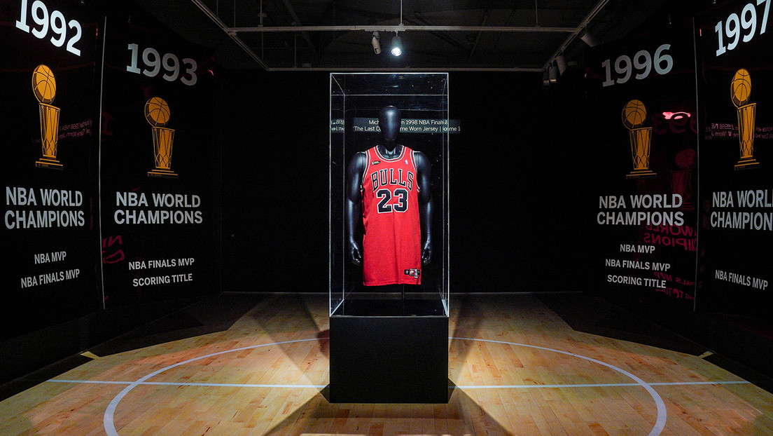 Camiseta de Michael Jordan es vendida por más de 10 millones de dólares en una subasta