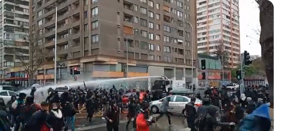 Con lacrimógenas y carros lanza agua, Carabineros reprime nuevamente manifestación de estudiantes secundarios en Santiago