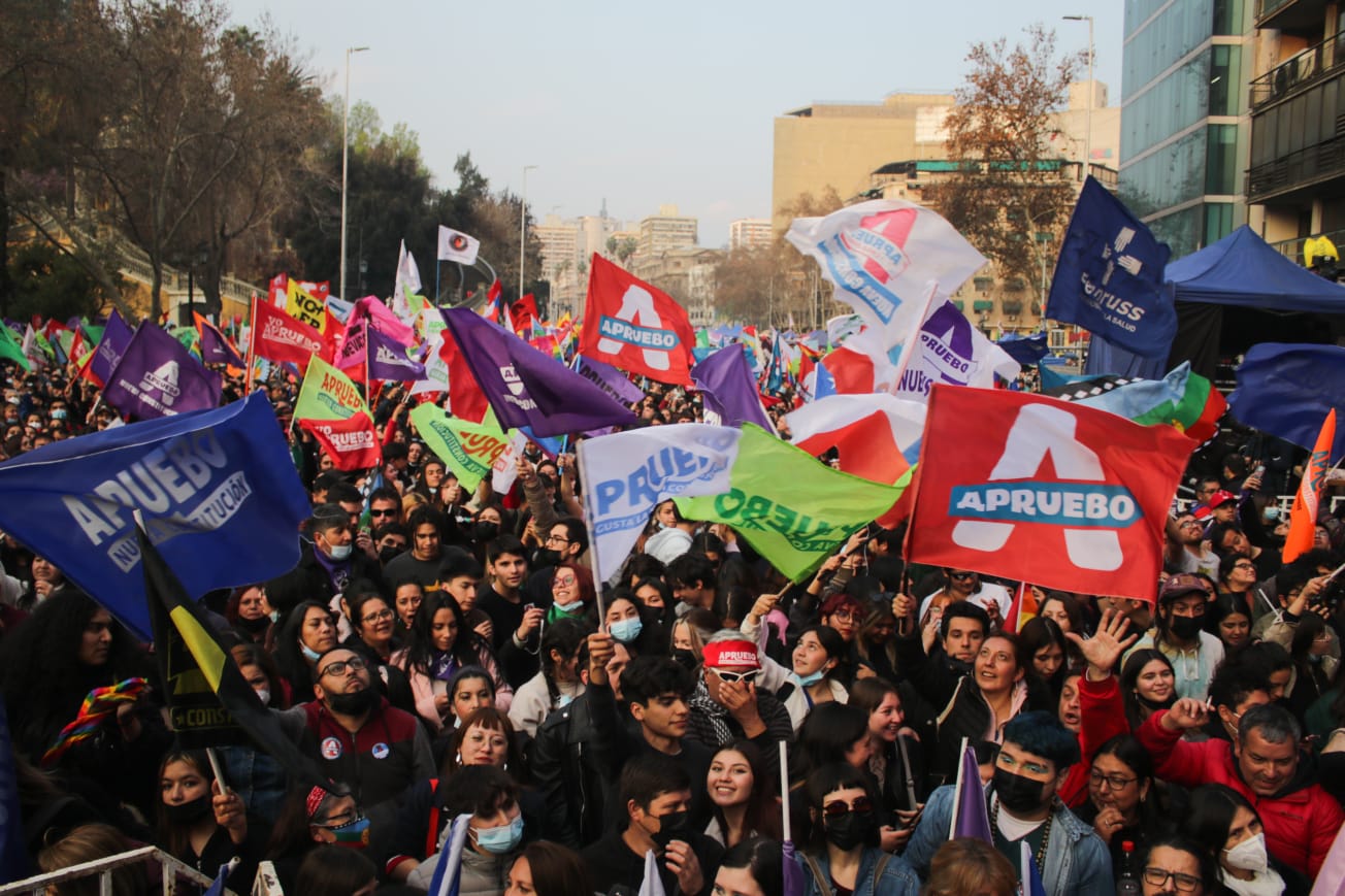 Multitudinario cierre de campaña del «Apruebo» en Santiago: Miles de personas coparon la Alameda