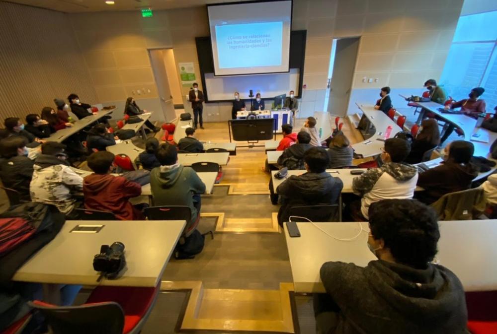 Recuperan miles de libros del mítico Departamento de Estudios Humanísticos de la Facultad de Física y Matemáticas de la U. de Chile