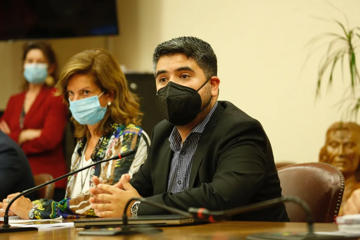 «La pandemia se acabó»: Presidente de la Comisión de Salud llama a terminar con el uso obligatorio de mascarillas y el pase de movilidad