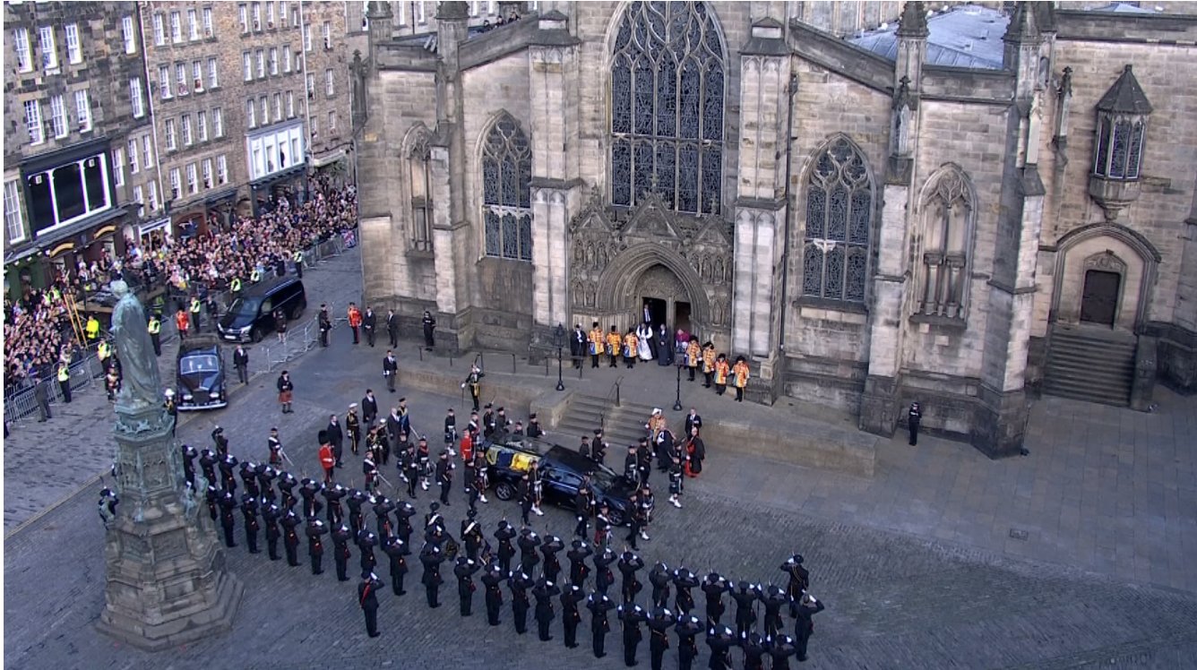 Llegan a catedral de Edimburgo restos de Isabel II