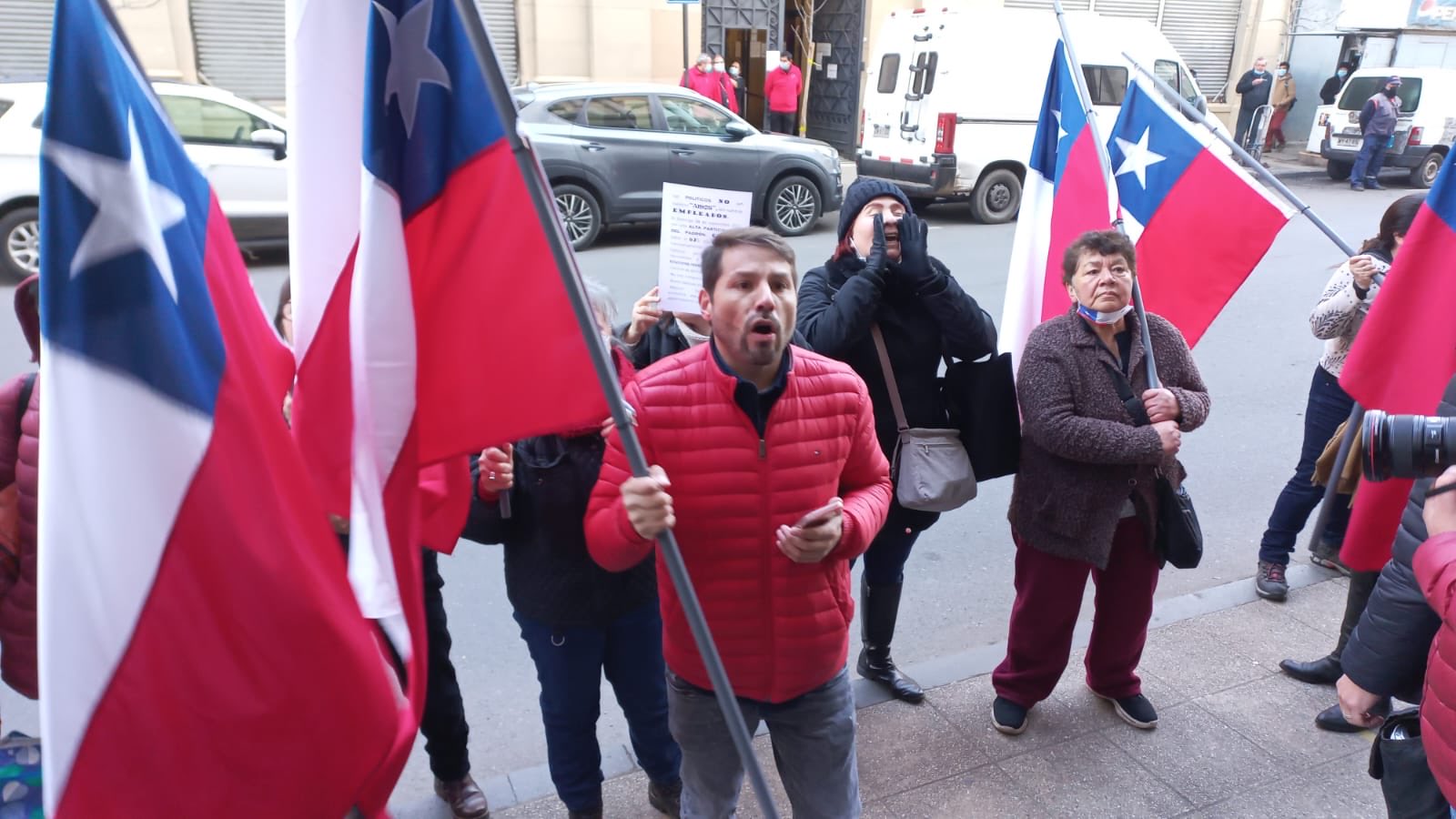 Grupos de extrema derecha coordinados por Pancho Malo insultan a Fabiola Campillai y Ana Lya Uriarte a las afueras del ex Congreso