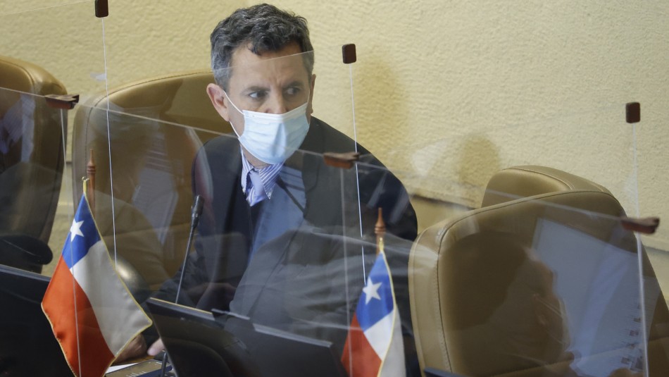 Agresor impune: A pesar de haber golpeado a un colega, Gonzalo De la Carrera sigue legislando sin problemas en el Congreso