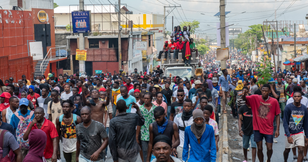 Miles de manifestantes protestan en las calles de Haití por el alto costo de la vida