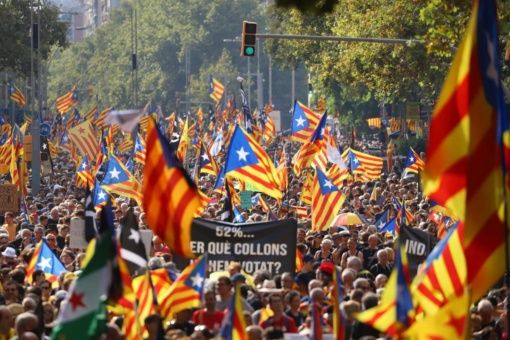 Miles de independentistas catalanes salen a manifestar en Barcelona