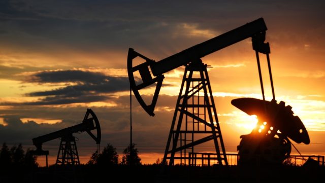 China apuesta al diálogo y rechaza decisión del G7 de poner un tope al precio del petróleo ruso