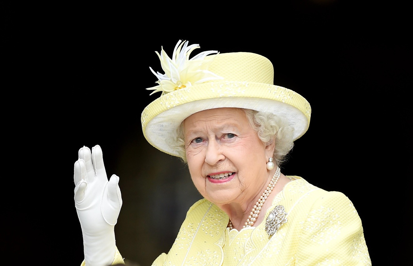 Reina Isabel II se encuentra bajo supervisión médica