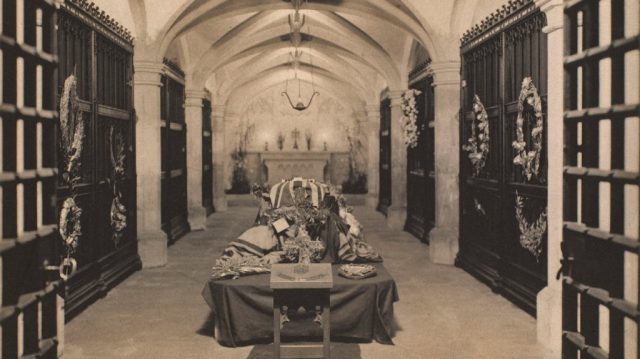 Restos de Isabel II descansarán junto a los de sus padres