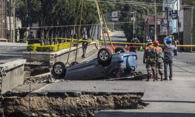 Guatemala: 2 desaparecidos y 3 heridos por socavón