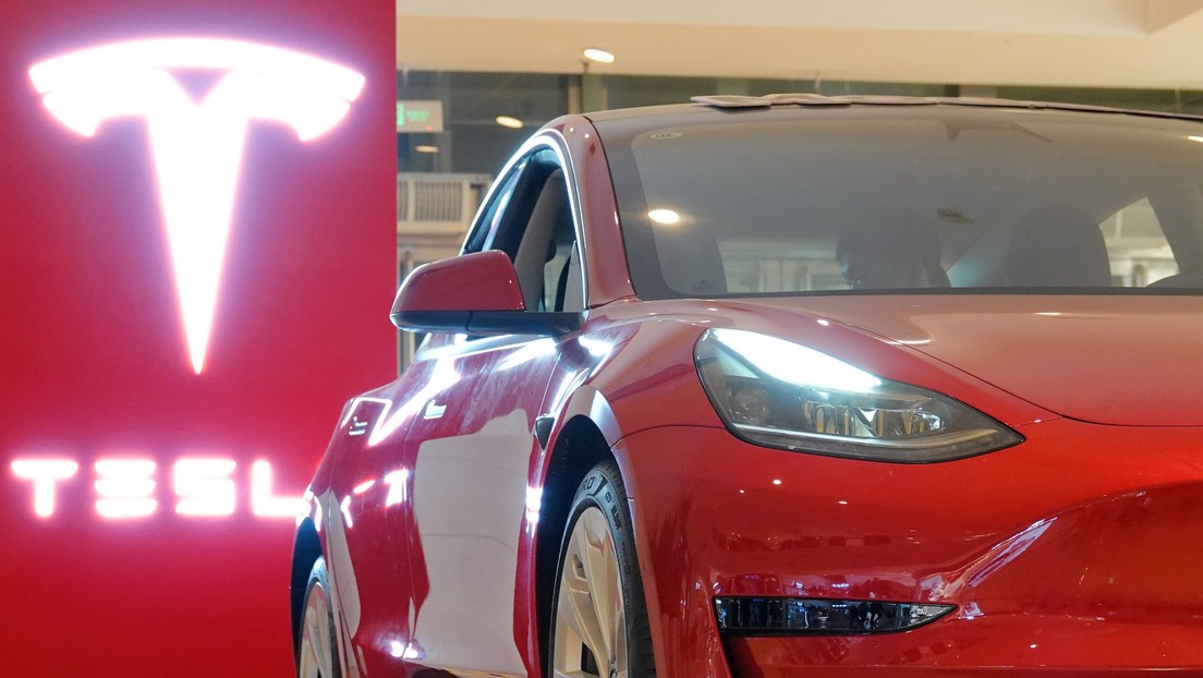Detectan falla en al menos 1,1 millones de vehículos Tesla