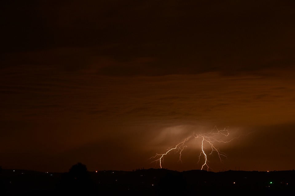 Por posibles tormentas eléctricas declaran Alerta Temprana Preventiva en 10 comunas de la RM