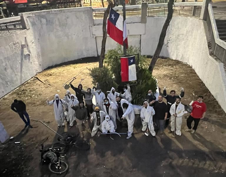 ¿Coincidencia? Grupo «patriota» con overoles blancos destruyó Jardín de la Resistencia en Plaza Dignidad