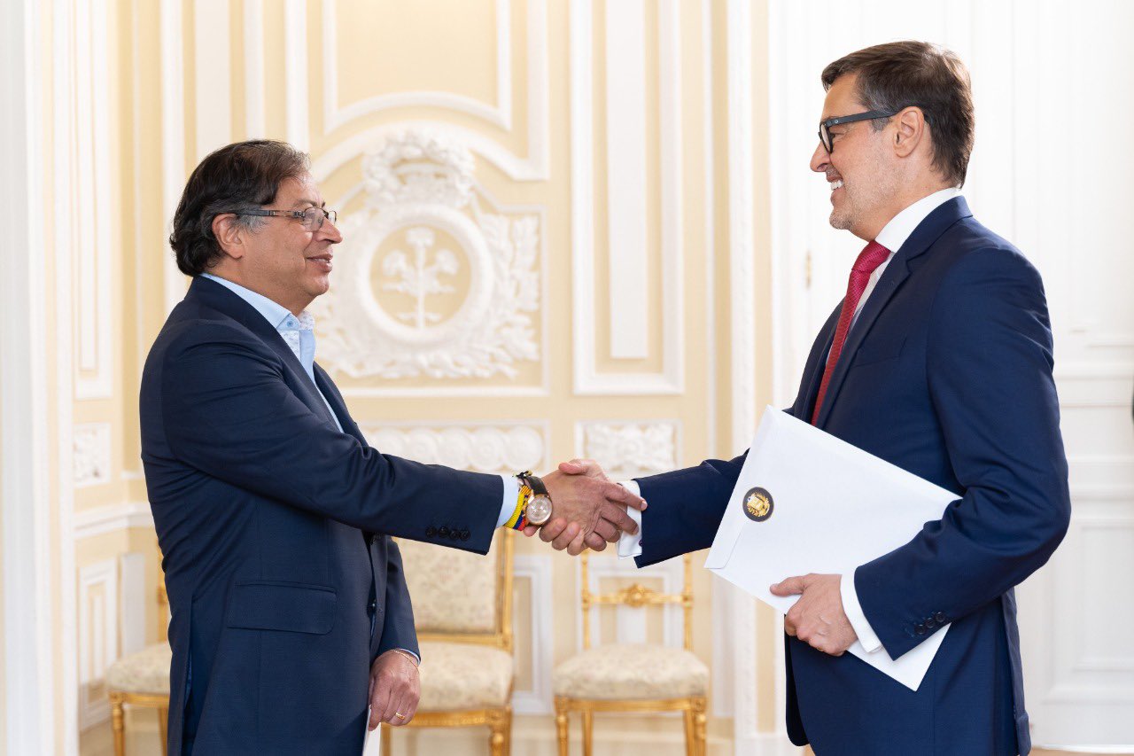 Nueva etapa: embajador de Venezuela en Colombia entregó credenciales a Petro