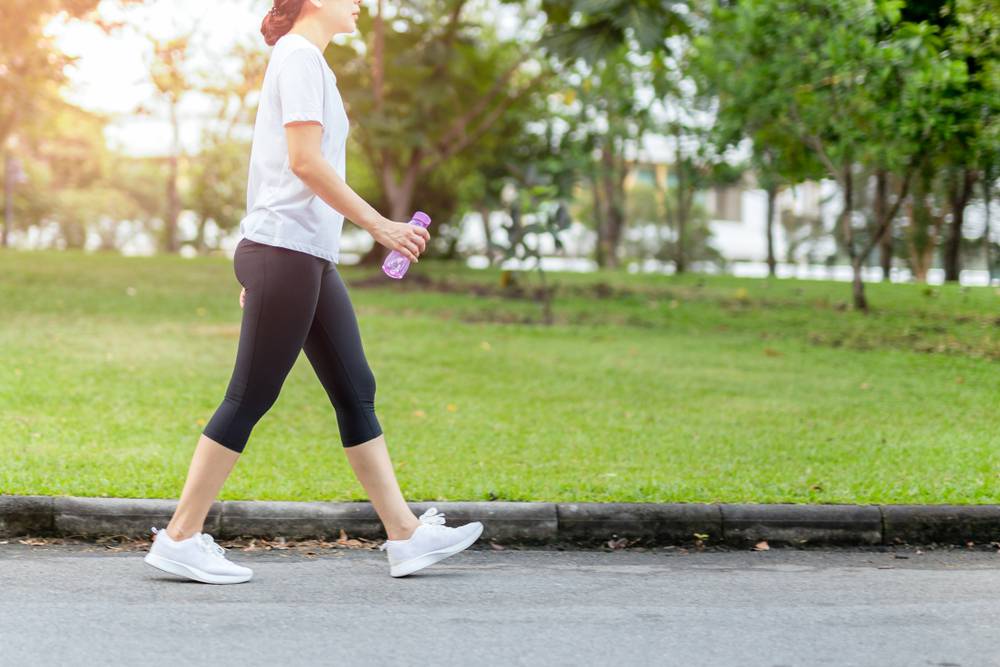 Caminar rápido a diario reduce el riesgo de enfermedades y muertes