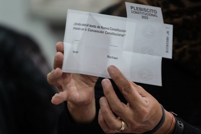 Cuentan chilenos votos a favor y contra de una nueva Constitución