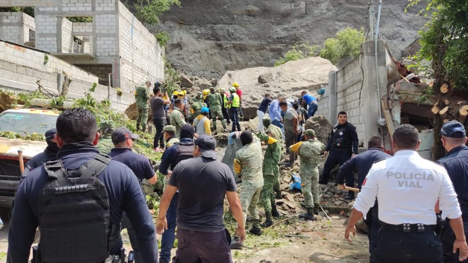 Derrumbe en Cuernavaca deja a personas atrapadas