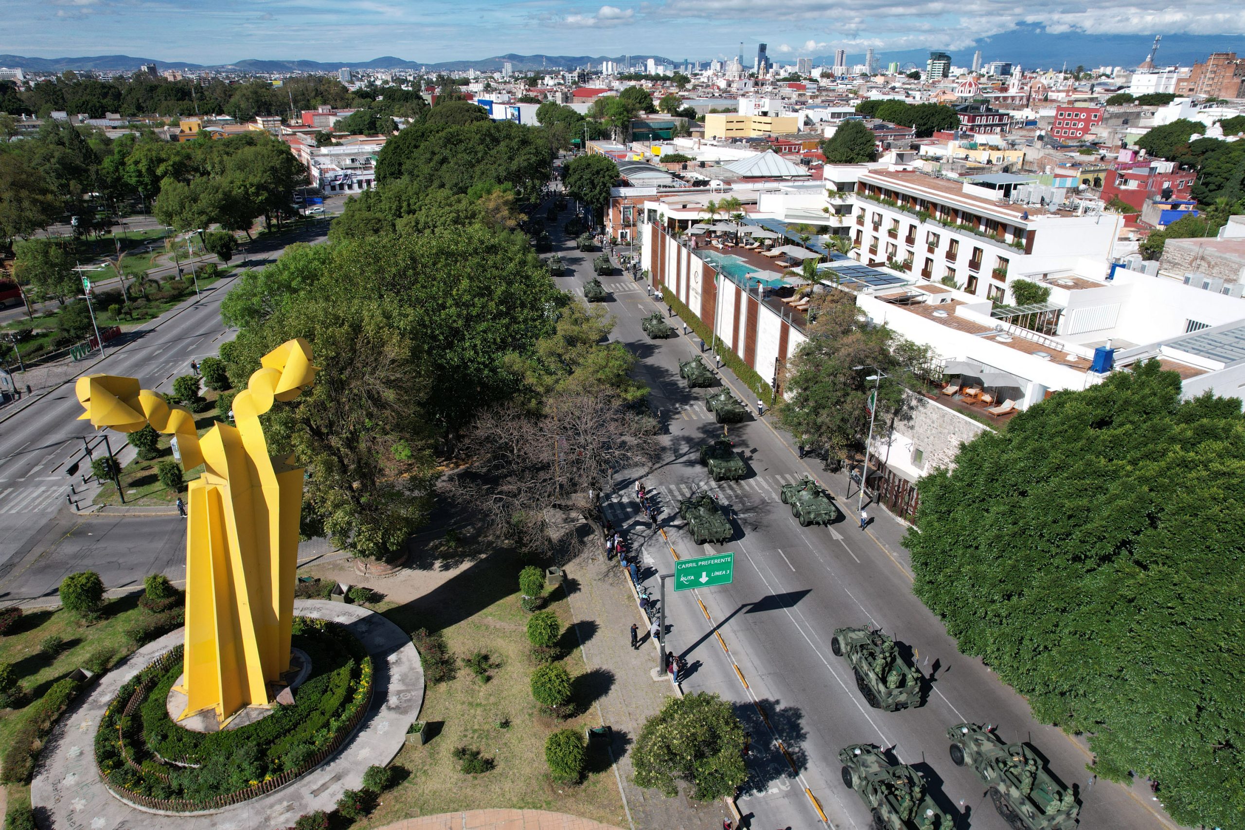 Militares, charros y naranjitas desfilan en Puebla