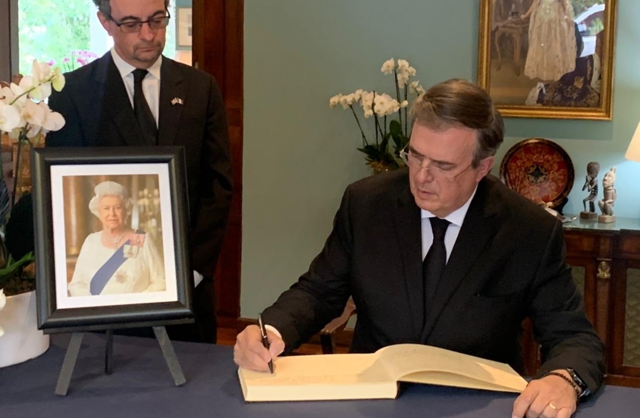 Firma Marcelo Ebrard libro de condolencias de la reina Isabel II