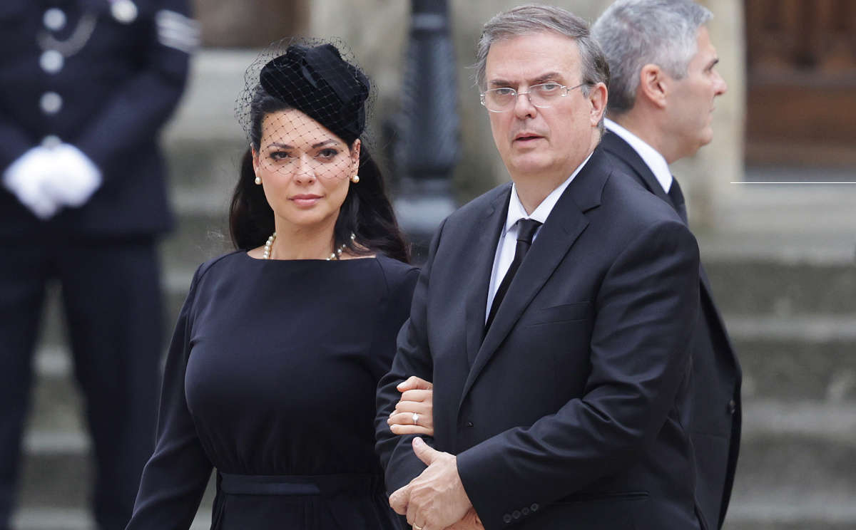 Ebrard y su esposa, acuden al funeral de la reina Isabel II