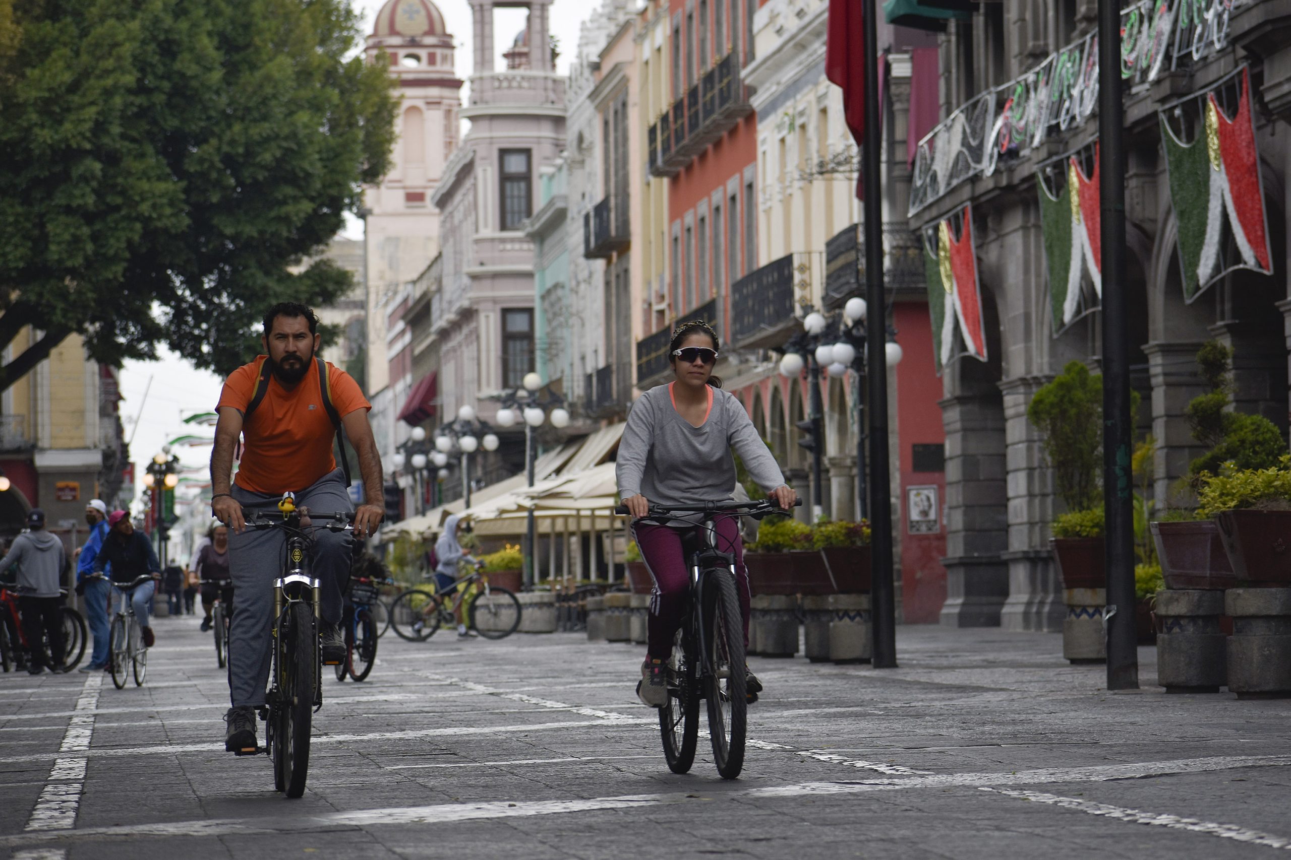 Ciclistas ruedan en la capital poblana en Día Mundial Sin Auto 