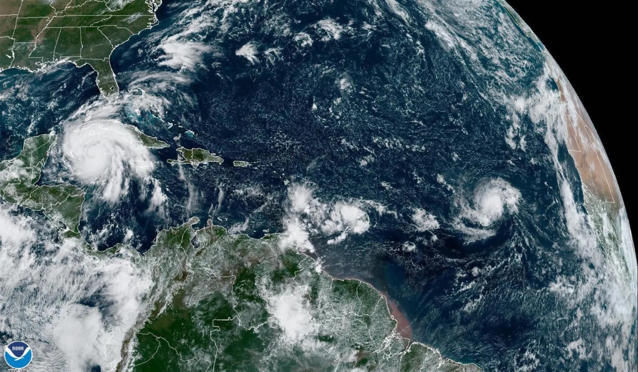 Huracán Ian se intensifica a categoría 4, toca península de Florida