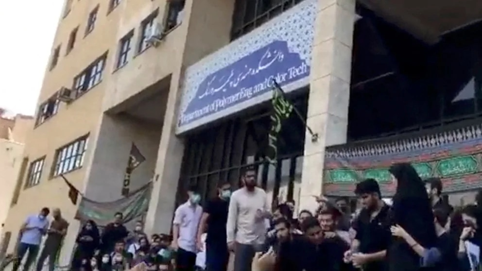 (Video) Continúan las manifestaciones por presunto asesinato de joven iraní Mahsa Amini detenida por no cubrirse con su velo