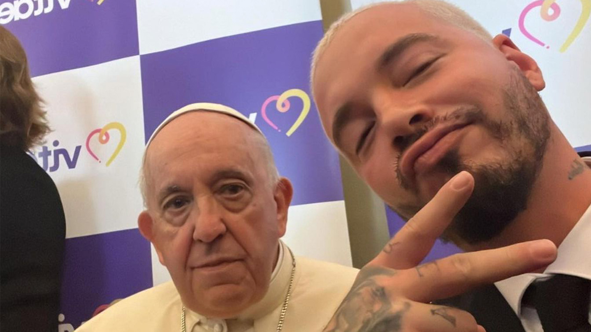 J Balvin se reúne con el papa Francisco en el Vaticano; el pontífice lo llama «travieso»