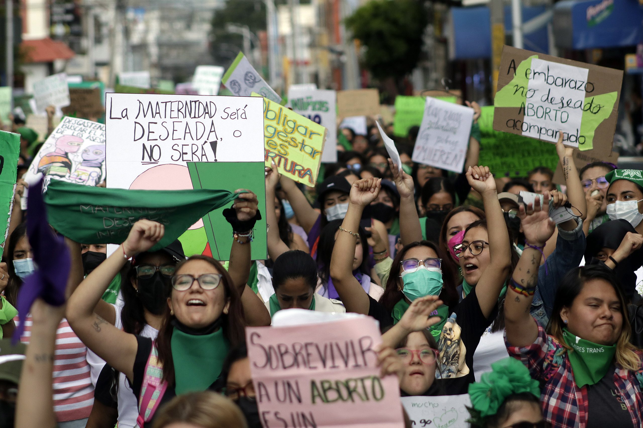 Mujeres marchan por aborto legal y seguro en Puebla