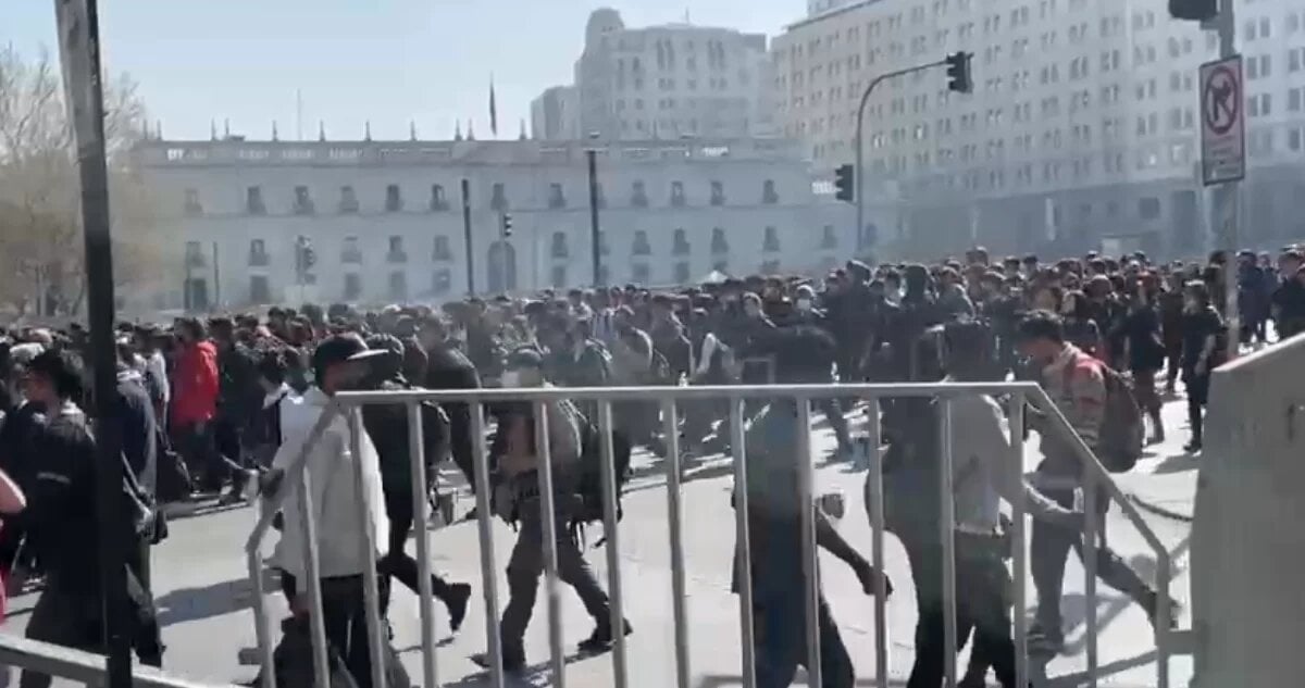 Se registra masiva manifestación de secundarios en la Alameda, mientras Carabineros amenaza con reprimirla