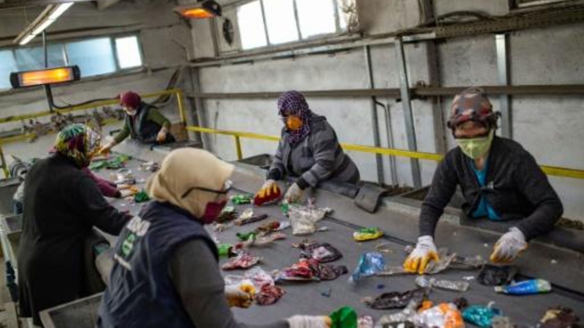Niños que trabajan en centros de reciclaje de plástico son expuestos a graves enfermedades