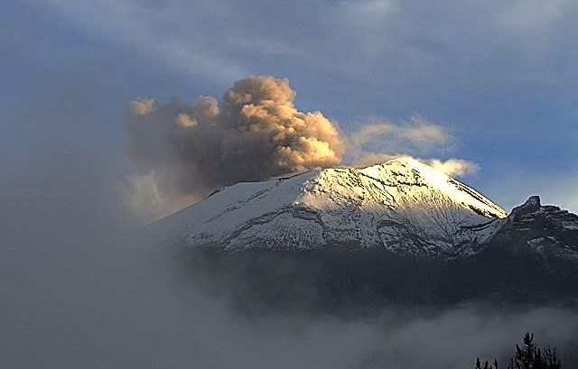 Dos erupciones del Popocatépetl en la madrugada