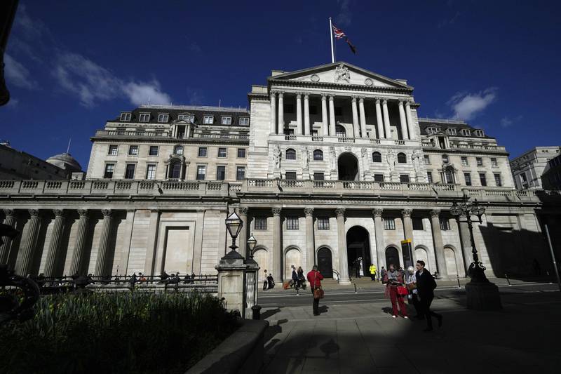 Banco de Inglaterra eleva tasas de interés al 2,25% y anuncia recesión en Reino Unido