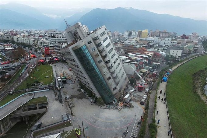 Sismo en Taiwán derrumba edificio y vuelca tren