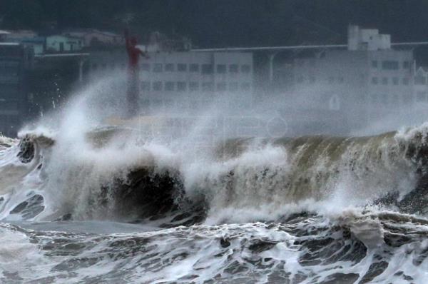 Emiten «alerta especial» en Japón ante llegada del tifón Nanmadol