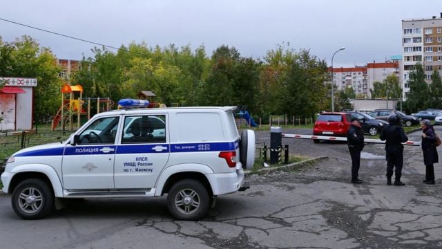 Hombre vestido con esvástica asesina a 15 personas durante tiroteo en Rusia