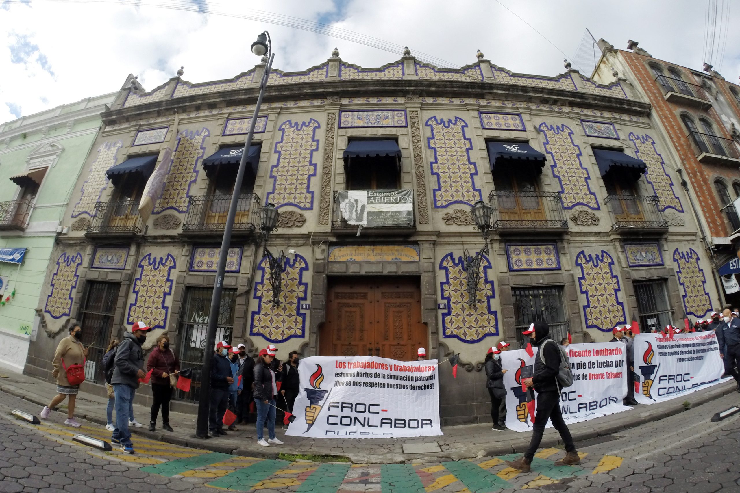 Protestan trabajadores de Uriarte Talavera; emplazan huelga