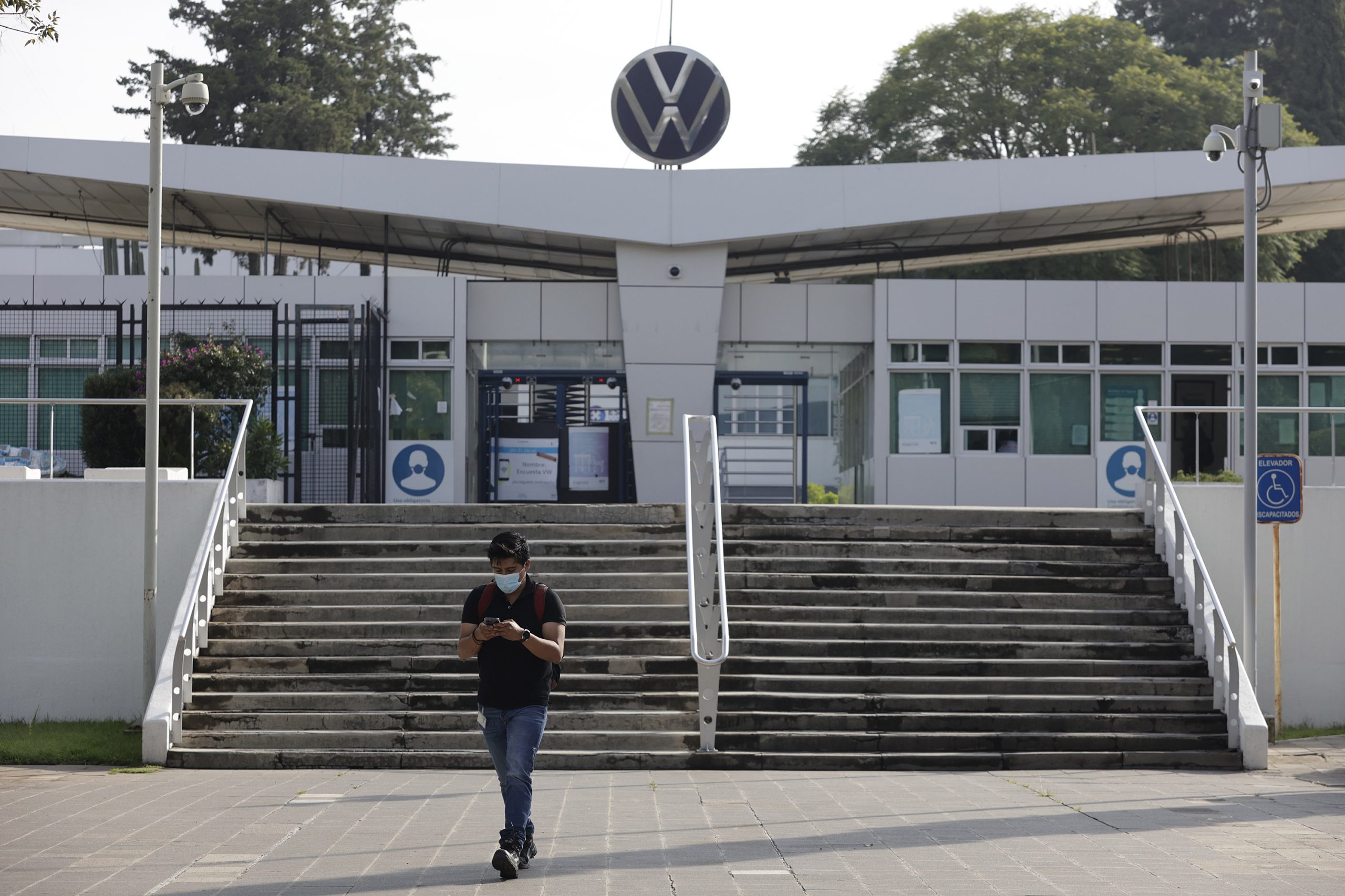 Gobierno intervendrá en negociación salarial entre VW y sindicato
