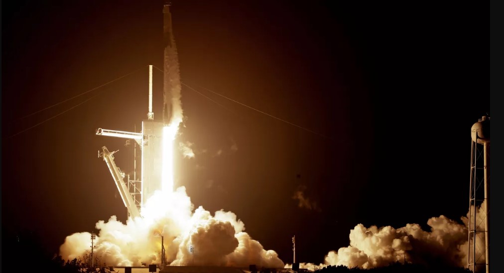 La NASA acuerda cinco vuelos de naves espaciales de SpaceX a la EEI