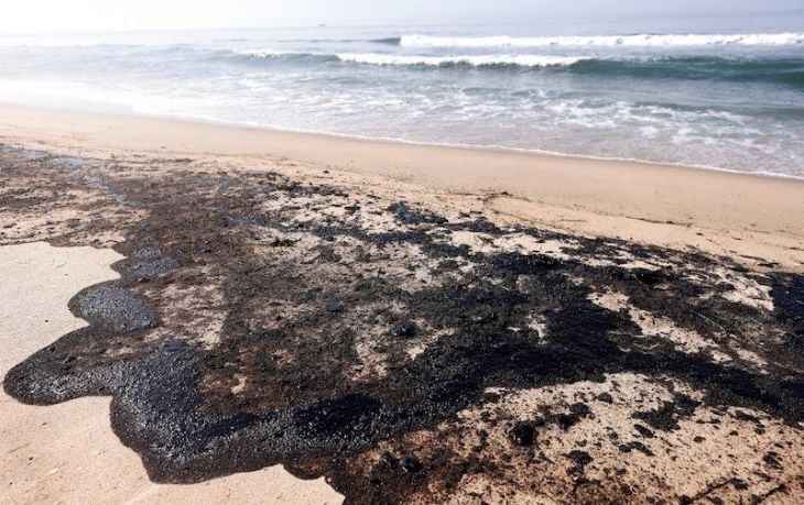 Derrame de hidrocarburos afecta playas de Oaxaca