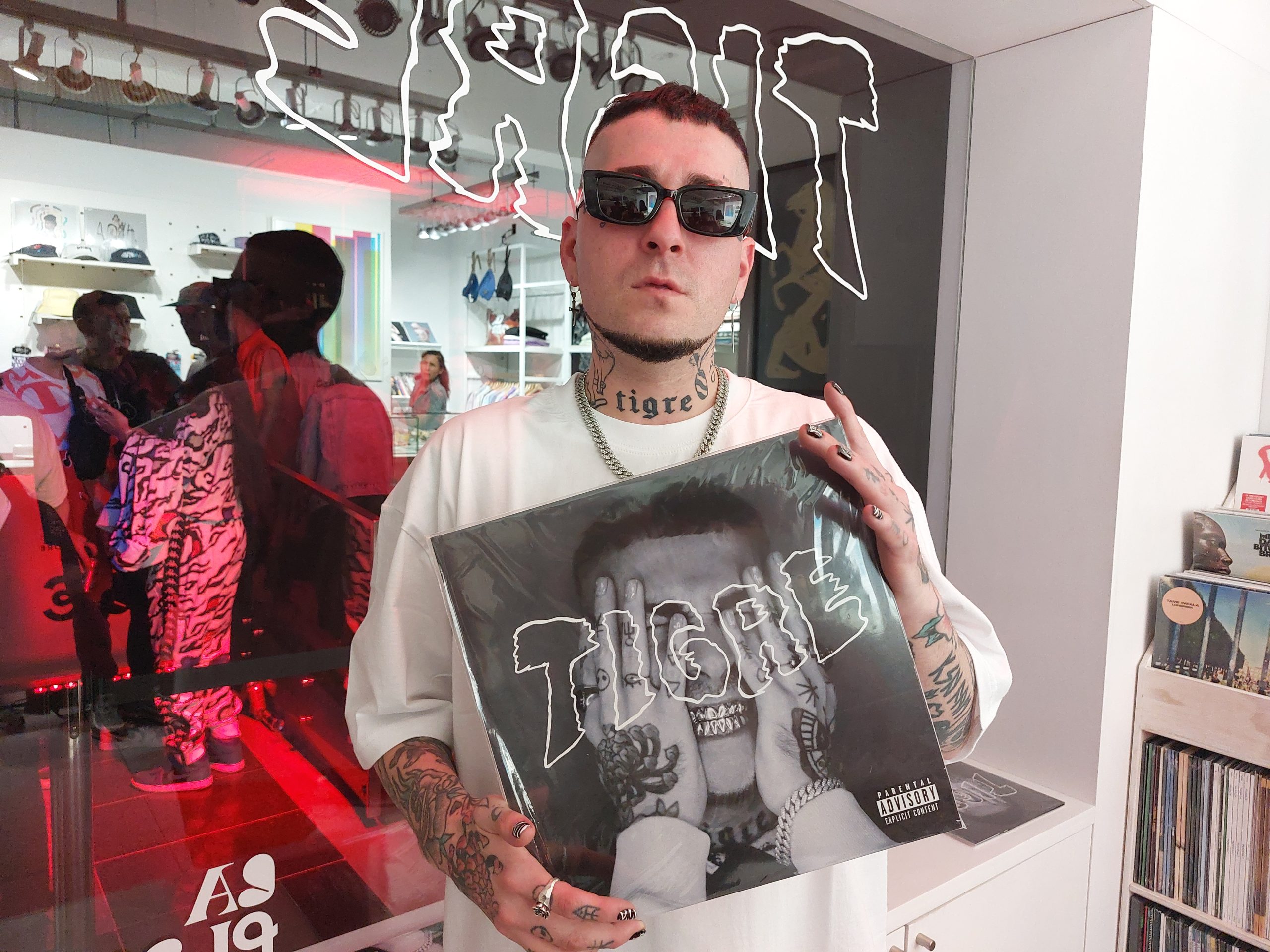 Ceaese lanzó su disco vinilo «Tigre» en la galería Drugstore de Providencia