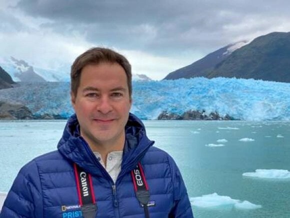 Alex Muñoz, director para América Latina de National Geographic: «Las salmoneras deberían abandonar la Patagonia para siempre»
