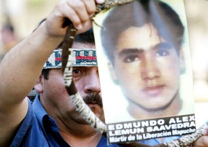 A la espera de justicia para Alex Lemún, joven mapuche asesinado con un disparo en la cabeza por un oficial de carabineros (r)