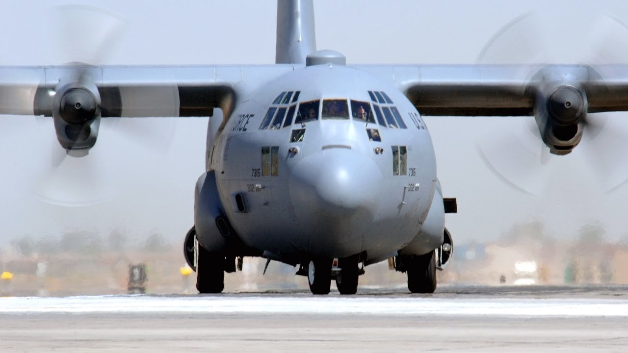 El rugido de un avión de guerra estadounidense sobre un aeropuerto civil irlandés