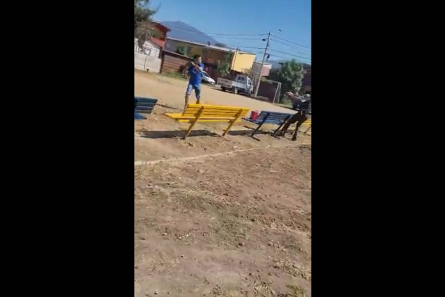 [Video] Carabineros balean en la pierna y detienen a sujeto acusado de violencia intrafamiliar que intentó agredirlos con un bloque de cemento