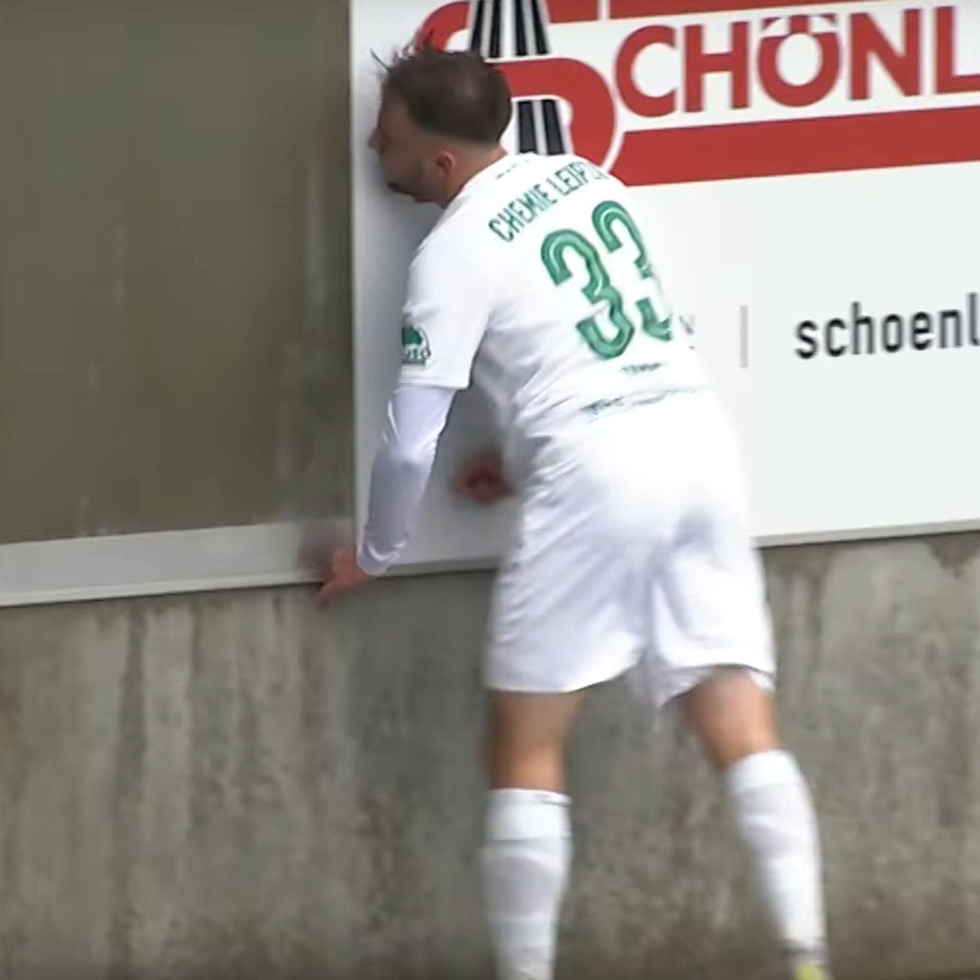 (Video) Beso de cemento: un futbolista queda noqueado tras chocar contra un muro